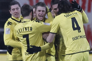 Dortmundes "Borussia" izcīna grūtu uzvaru Nirnbergā