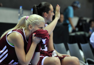 Foto: Latvijas sieviešu izlase Eiropas čempionātā netiek ārā no grupas
