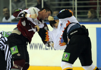 Video: KHL sezonas labāko kautiņu topā 3 reizes Ivanāns