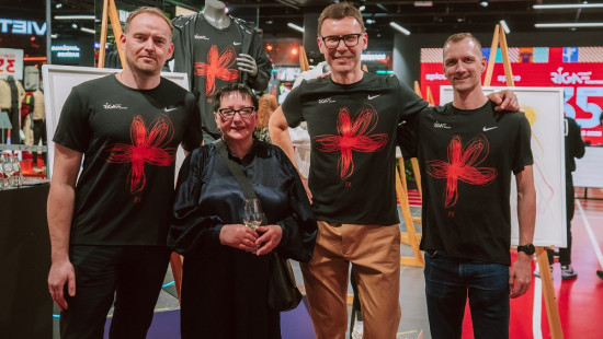 Rimi Rīgas maratona oficiālo "Nike" skriešanas kreklu rotās Heinrihsones mākslas darbs