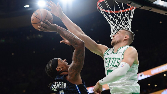 Porziņģim un Teitumam neveiksmes metienos, ''Celtics'' otrajā puslaikā nodrošina 1-0 sērijā