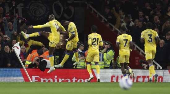 Londonas "Arsenal" divreiz izlaiž vadību, tomēr vēl atliek Liverpūles titulsvinības