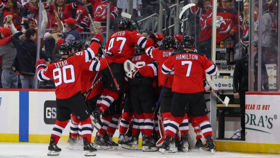 "Devils" uzvara otrajā pagarinājumā, pirmā uzvara arī ''Oilers'' un ''Canadiens''