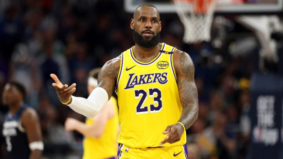 Lebrona 38 punkti neglābj ''Lakers'', ''Bucks'' izvairās no 0-3 sērijā