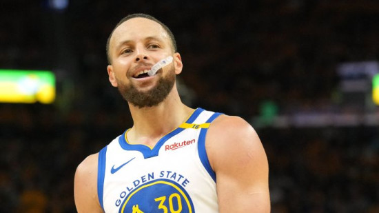 NBA spēlētāju balsojumā par labāko komandas biedru sīvā cīņā atzīts Stefens Karijs