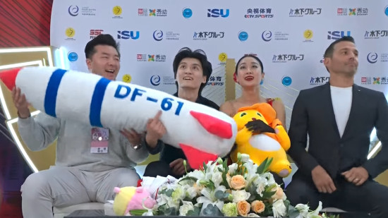 "Grand Prix" daiļslidotāji demonstrē Ķīnas militāro varenību