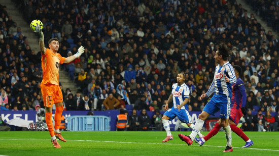 Nogometaši Barcelone v zaključku tekme strli odpor Espanyola