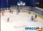 Video: Baltkrievu hokejists iemet ripu savos vārtos