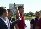 Video: Ronaldu iemet reportiera mikrofonu ezerā