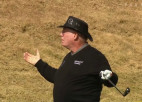 Video: Amatieris golfa laukumā ar precīzu sitienu laimē mašīnu