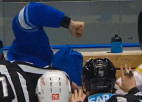 Video: KHL cīņā iekausta oponentu, kurš ieveļas zem pretinieku soliņa