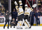 "Bruins" izcīna sesto uzvaru pēc kārtas un labo NHL rekordu