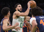 NBA līdere "Celtics" pagarinājumā netrāpa soda metienus un piedzīvo trešo zaudējumu pēc kārtas