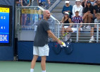 Video: 35 gadīgs tenisists "US Open" iespaidīgi uzvar geimā