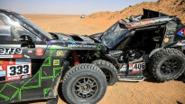 Krievu ekipāžai Dakaras rallijā frontāla sadursme, pilots lamā konkurentu