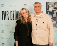 Sirsnīgā gaisotnē Jānis Šipkēvics atver memuārus “Ar dziesmu par dzīvi”