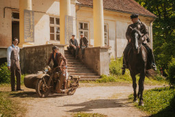 Jaunā latviešu daudzsēriju filma “Pansija pilī” nonāks kinoteātros no 22. janvāra