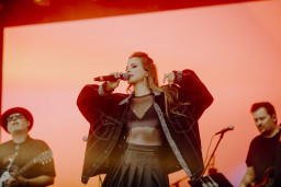 Video: “Very Cool People” jaunais singls – enerģiskā dziesma “Lec”