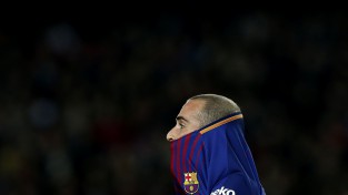 Vidals kaldina "Barcelona" graujošu uzvaru, "Real Sociedad" šokējoši izstājas