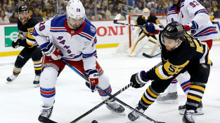 Bļugera "Penguins" izlaiž divu vārtu pārsvaru pret "Rangers", sērijā būs septītais mačs