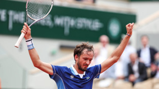 ''French Open'': Medvedevs uzvar trīs setos, Cicipass pārspēj 134. raketi