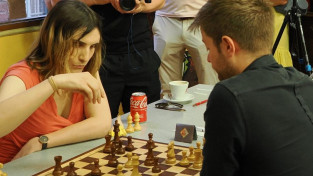 FIDE aizliedz sieviešu šaha sacensībās piedalīties transpersonām