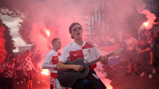 Dūmi un priekšmeti laukumā: UEFA soda Horvātiju par fanu izdarībām