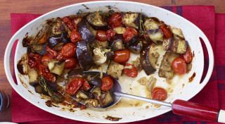 Cepeškrāsnī cepts baklažāns ar tomātiem un zaļumiem