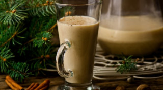 Karstais olu dzēriens ar kanēli