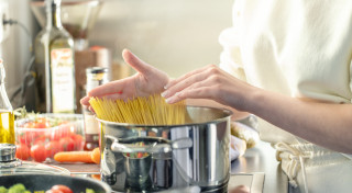 Lai makaroni vārot nesaliptu, tiem jāpievieno eļļa – patiesība vai maldi? 10 kulinārijas mīti