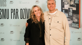 Sirsnīgā gaisotnē Jānis Šipkēvics atver memuārus “Ar dziesmu par dzīvi”