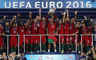 Foto: Portugāles izlase līksmo par Eiropas čempionu titulu