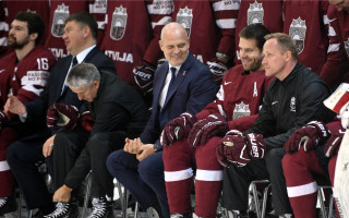 Foto: Latvijas hokeja izlase pirms cīņas ar krieviem piedalās foto sesijā