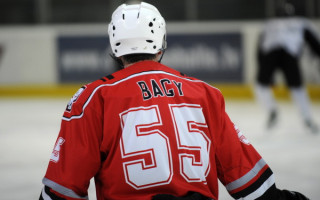 Foto: Bagatskis spēlē hokeju
