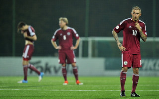 Foto: Latvijas futbolisti zaudē Lietuvai