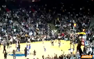 Video: "Warriors" fans iemet no centra un iegūst 25 000 dolāru