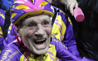 Video: 105 gadus vecs riteņbraucējs nespēj labot pasaules rekordu