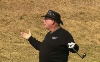 Video: Amatieris golfa laukumā ar precīzu sitienu laimē mašīnu