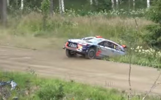 Video: Somijas rallijs atkal izceļas ar daudzām avārijām