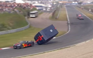 Video: F1 pilots Rikjardo avarē karavānu vilkšanas sacīkstēs