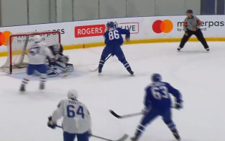 Video: Ābols izceļas ar fantastiskiem vārtiem "Maple Leafs" jauno spēlētāju nometnē