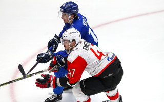 "Barys" līdzjutēji velta īpašu plakātu "Avangard" aizsargam Jemeļinam