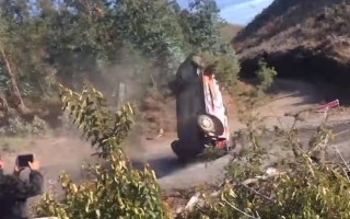 Video: WRC līderim Noivilam smaga avārija