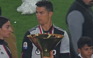 Video: Ronaldu ar Itālijas kausu ieliek dēlam pa galvu