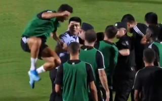 Video: Ronaldu palecas un uzgrūžas kārtības sargam