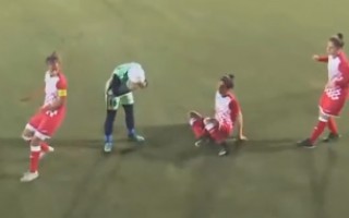 Video: Futbolistei sāk krist nost hidžaba, pretinieces nāk palīgā