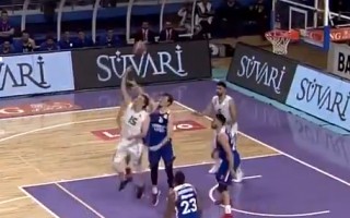 Video: Basketbolists precīzs atmuguriski