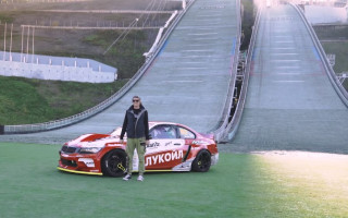 Video: Krievu drifteris pēta Kristapa Bluša sacīkšu auto