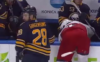 Video: Girgensons neitralizē pretinieku un iekļūst NHL jocīgākajos momentos