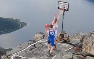 Video: Galvu reibinošos apstākļos spēlē basketbolu